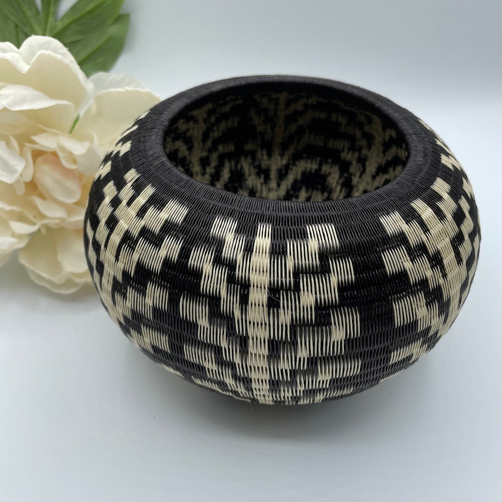 Woven Werregue Vase handmade in Colombia. Black and Beige Bowl. 