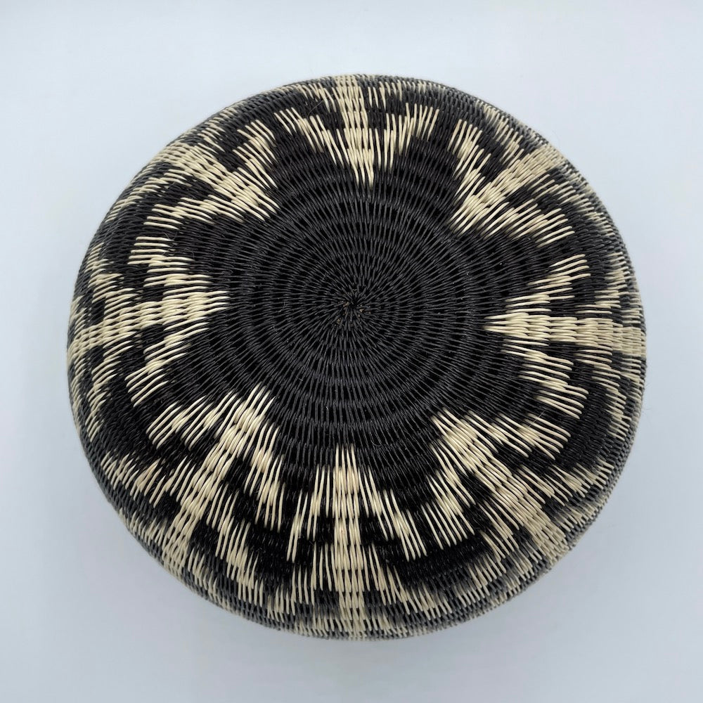 Woven Werregue Vase handmade in Colombia. Black and Beige Bowl, bottom view.