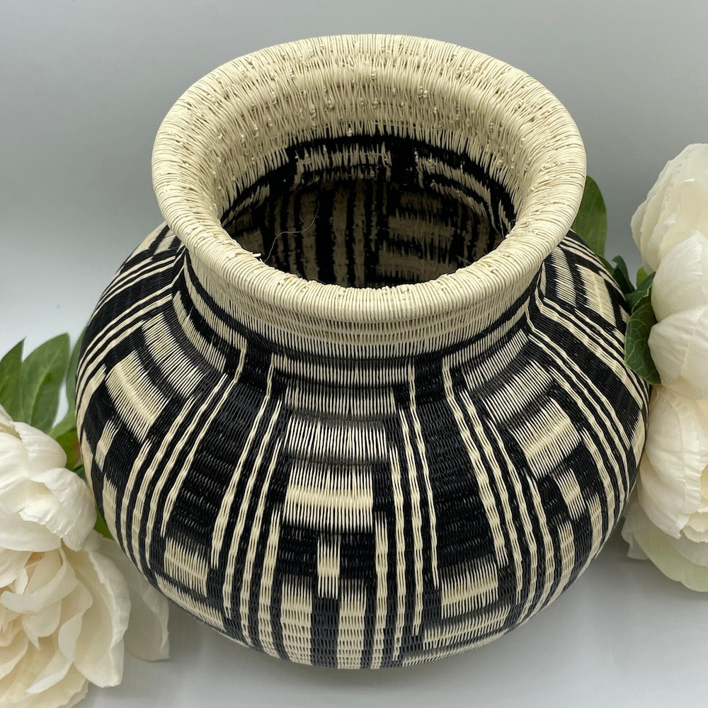 Woven Werregue Vase handmade in Colombia. Black and Beige. 